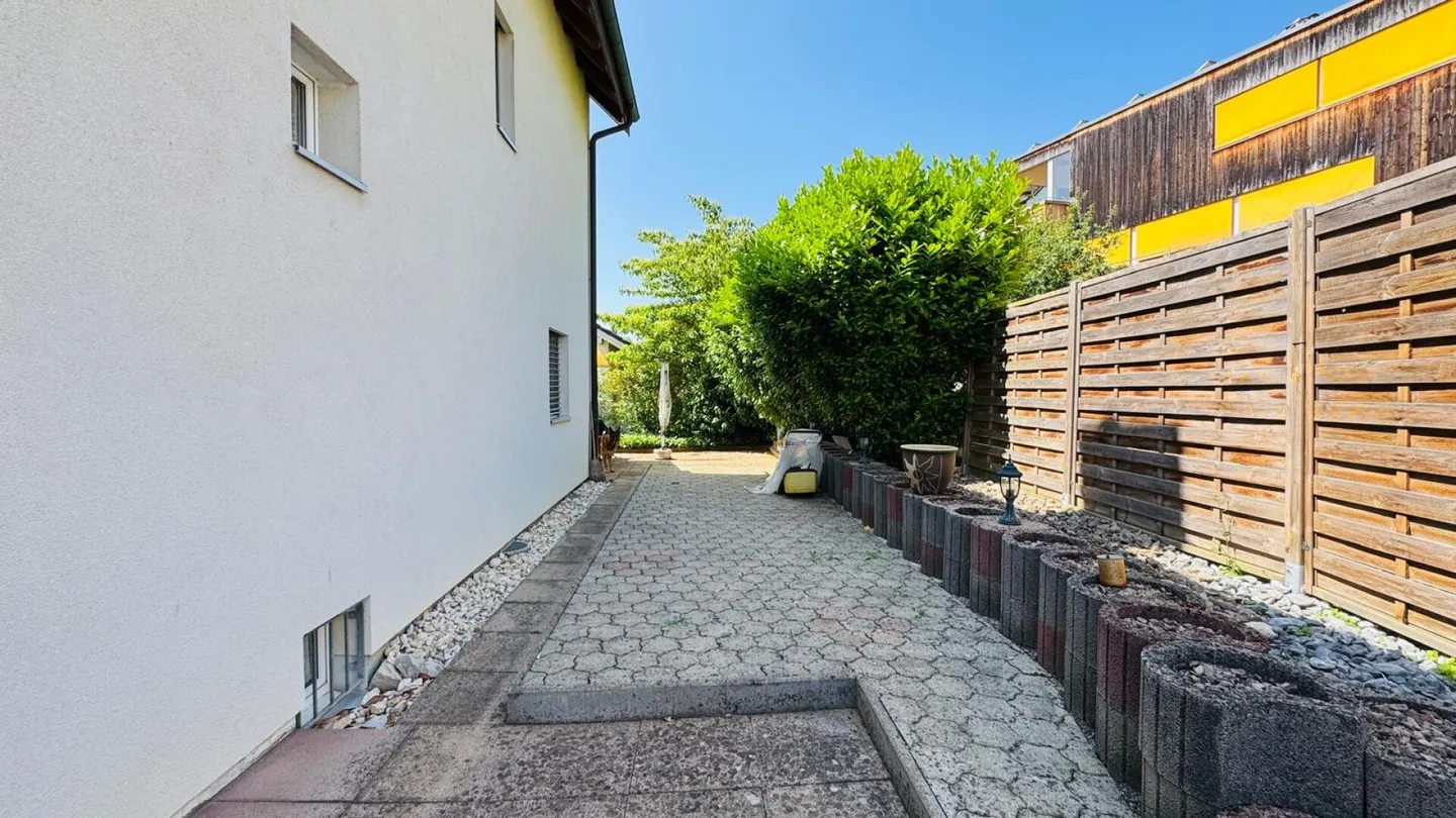 Detached single-family house with garden, 2 bathrooms, separate WC, garage and 3 outdoor parking spaces - Photo 5 of 19