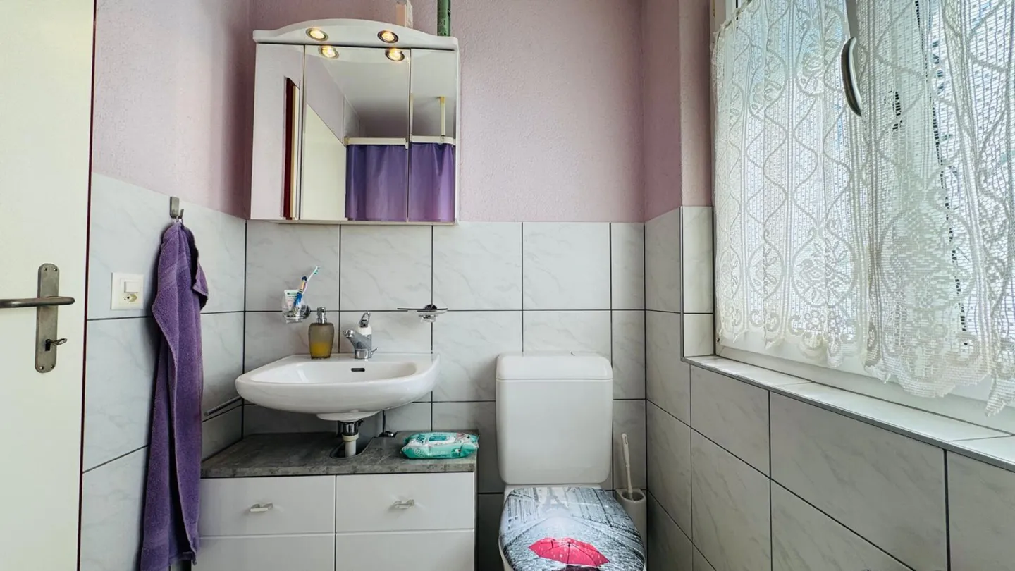 Detached single-family house with garden, 2 bathrooms, separate WC, garage and 3 outdoor parking spaces - Photo 12 of 19