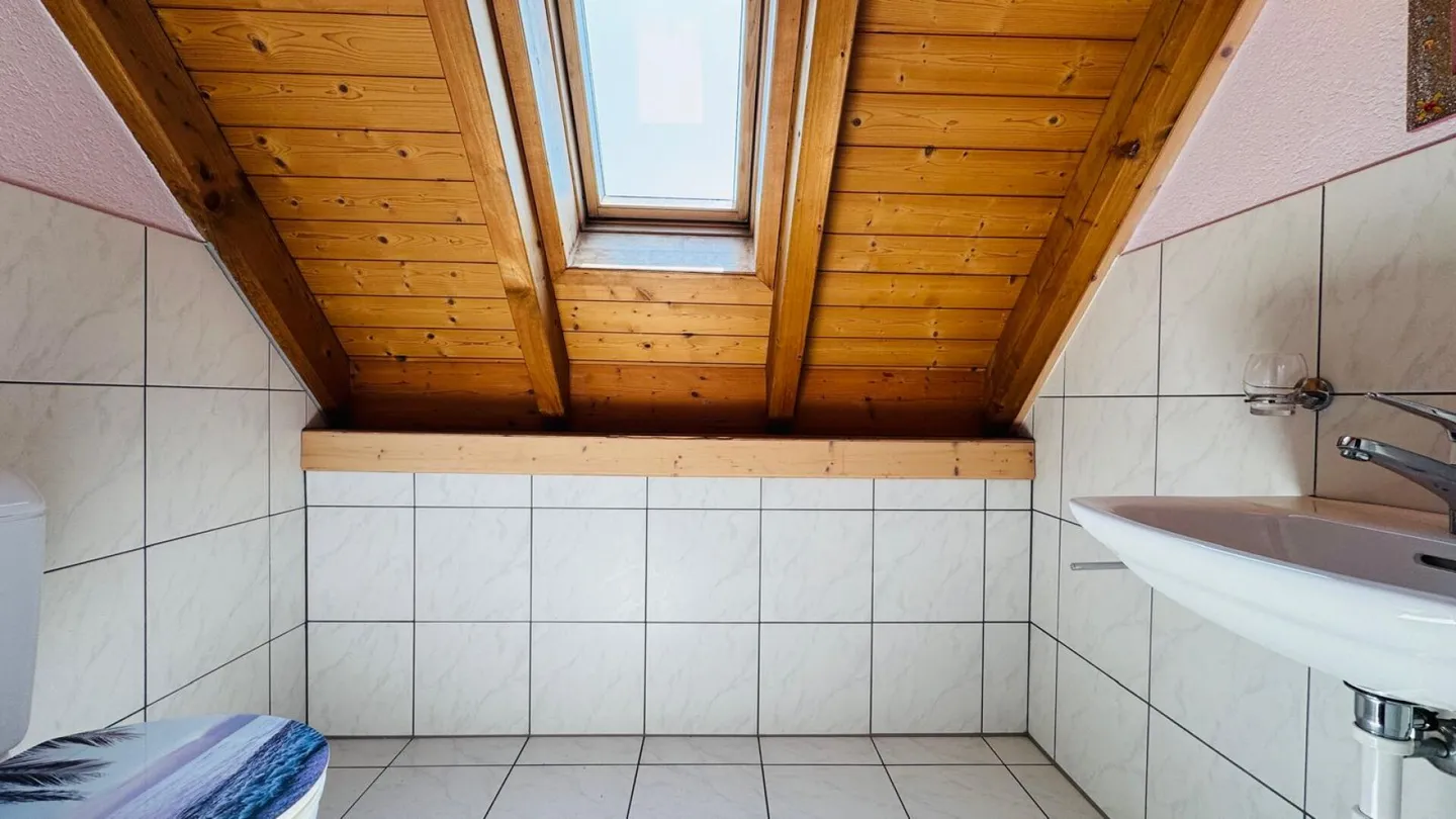 Detached single-family house with garden, 2 bathrooms, separate WC, garage and 3 outdoor parking spaces - Photo 13 of 19