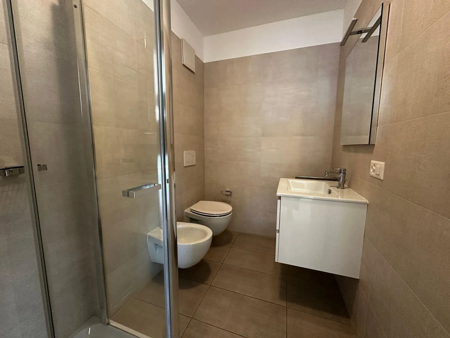 VACALLO – Spacious 3.5 rooms with 2 livable balconies and 2 bathrooms, ideal... - Photo 5 of 9