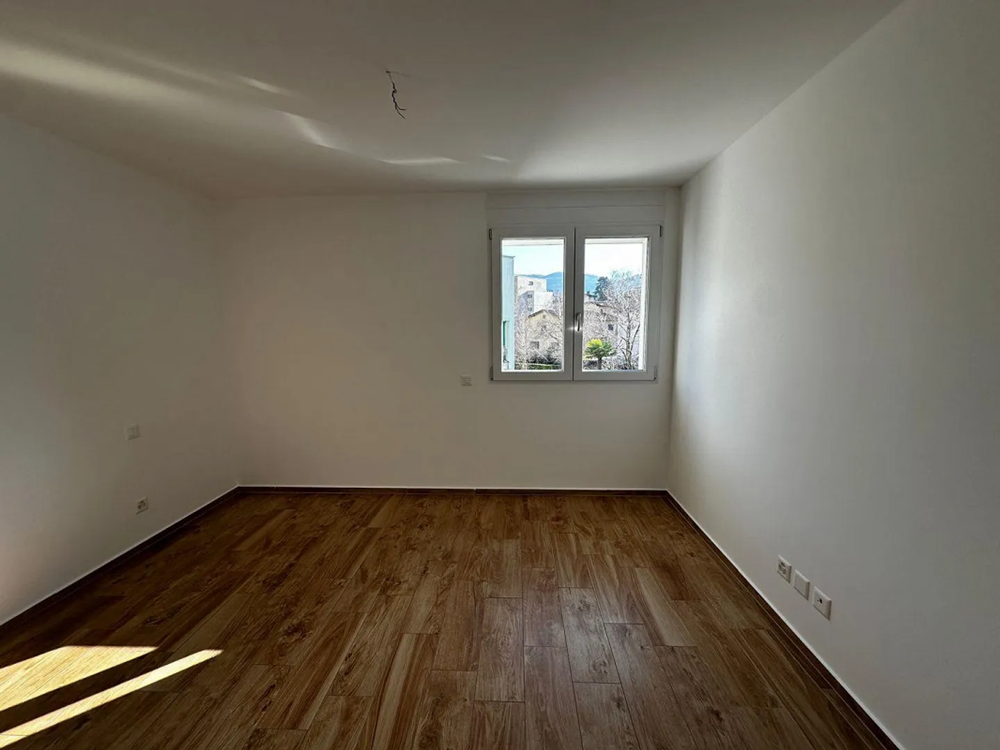 VACALLO – Spacious 3.5 rooms with 2 livable balconies and 2 bathrooms, ideal... - Photo 7 of 9