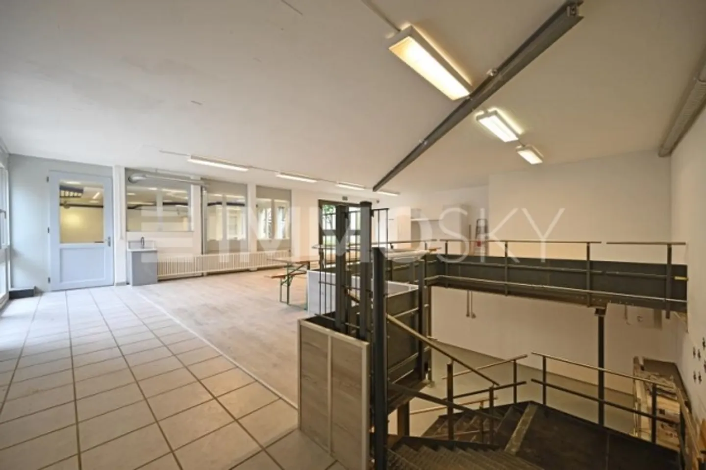 Loft con quota commerciale e fascino industriale - Foto 6 di 7