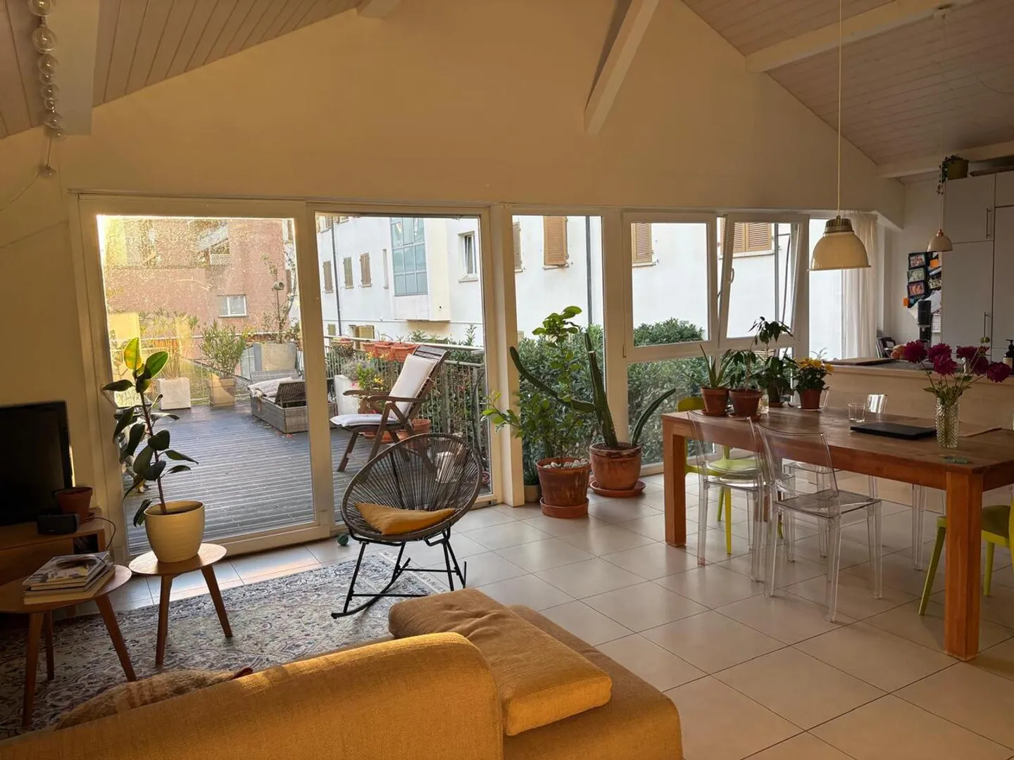 UNIQUE - Bel et grand appartement 5 pièces avec terrasse aux Pâquis - Photo 2 sur 12