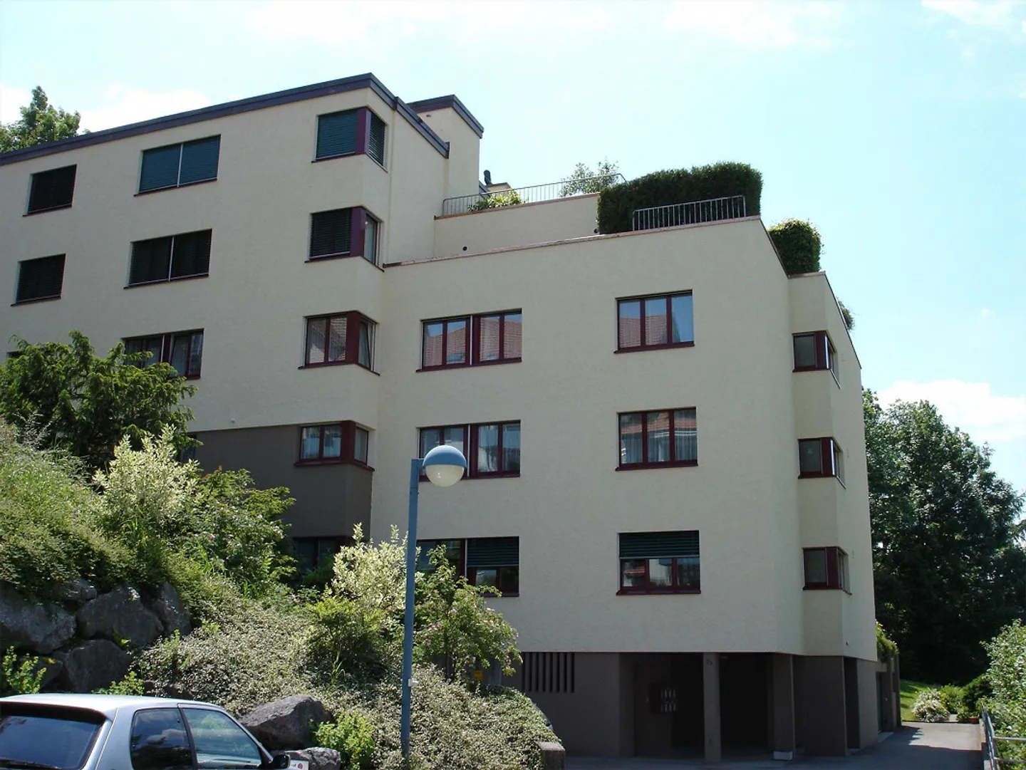 Appartement moderne de 4,5 pièces avec balcon et garage - Photo 1 sur 10