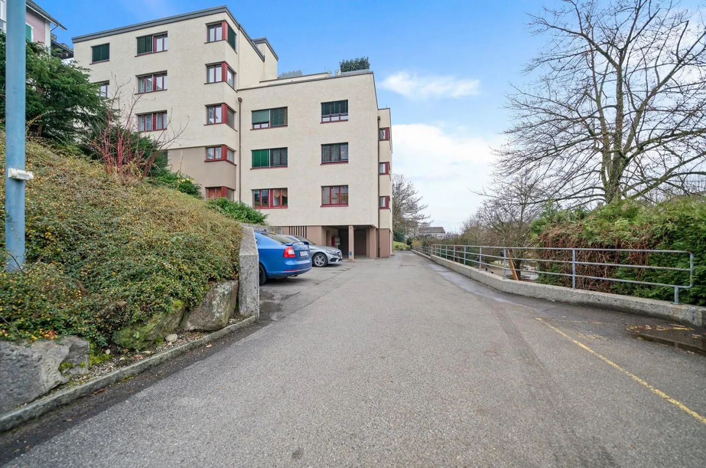 Appartement moderne de 4,5 pièces avec balcon et garage - Photo 2 sur 10