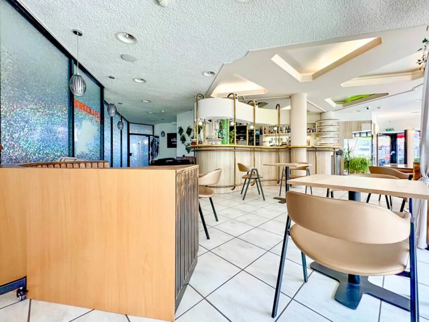 Local commercial avec terrasse. - Photo 2 sur 6