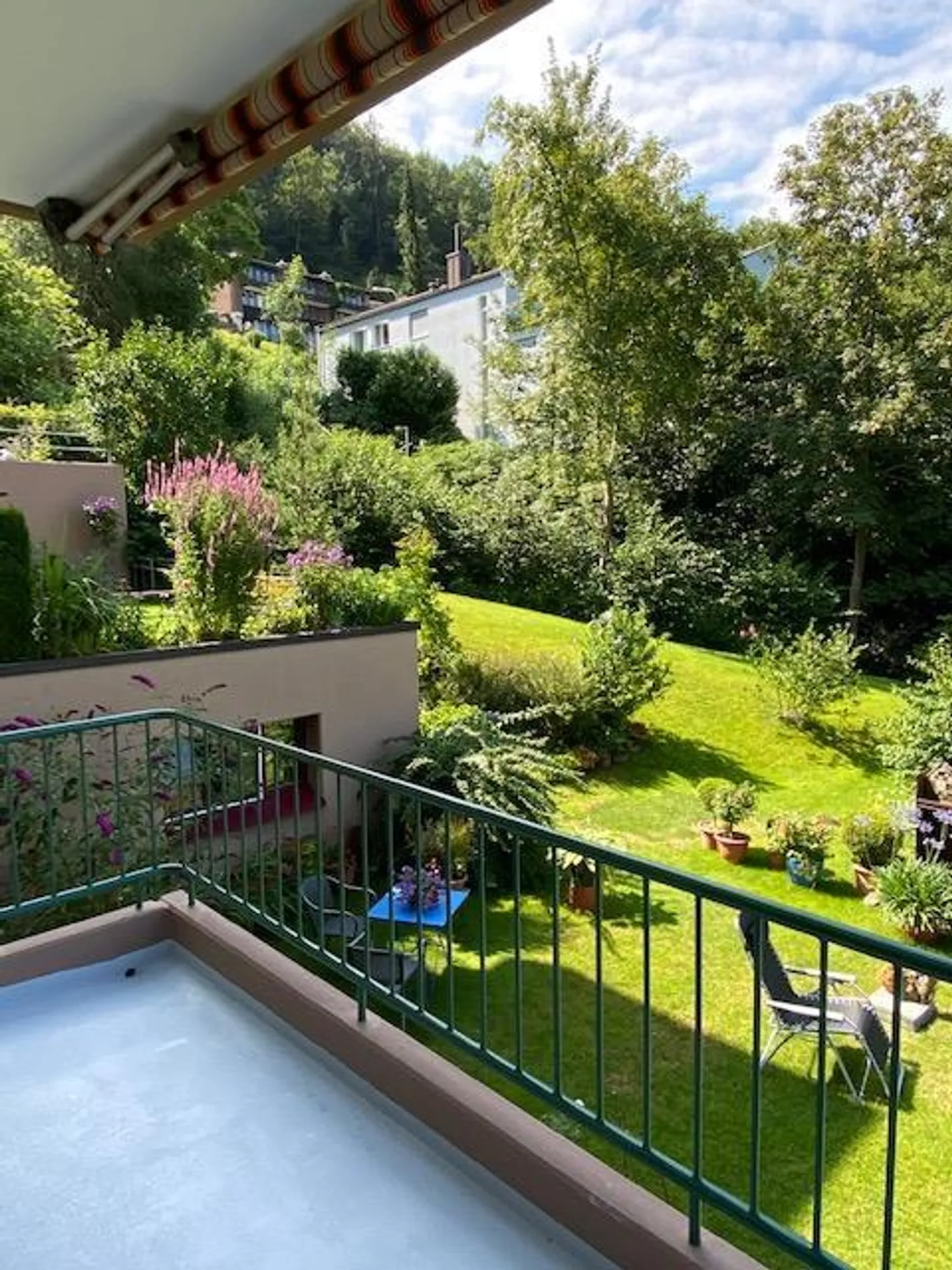 Appartement moderne de 4,5 pièces avec balcon et garage - Photo 3 sur 10