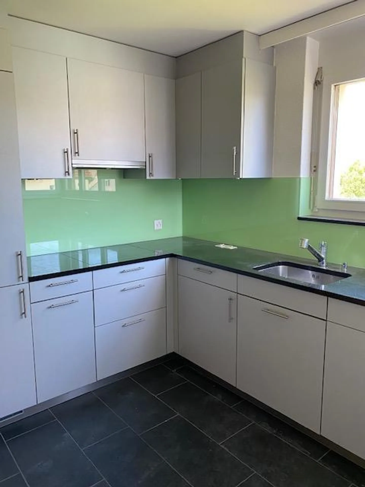 Appartement moderne de 4,5 pièces avec balcon et garage - Photo 4 sur 10