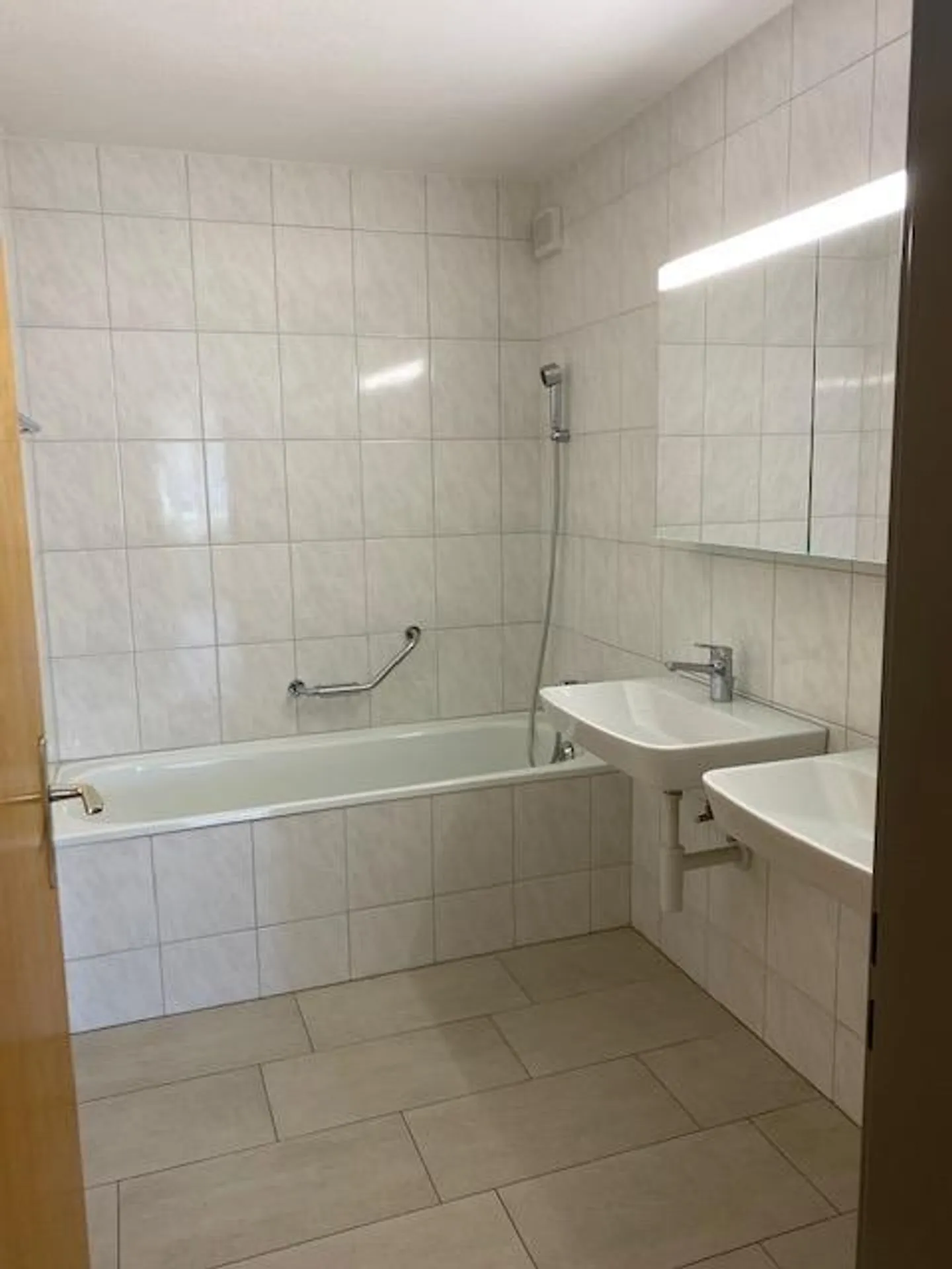 Appartement moderne de 4,5 pièces avec balcon et garage - Photo 9 sur 10