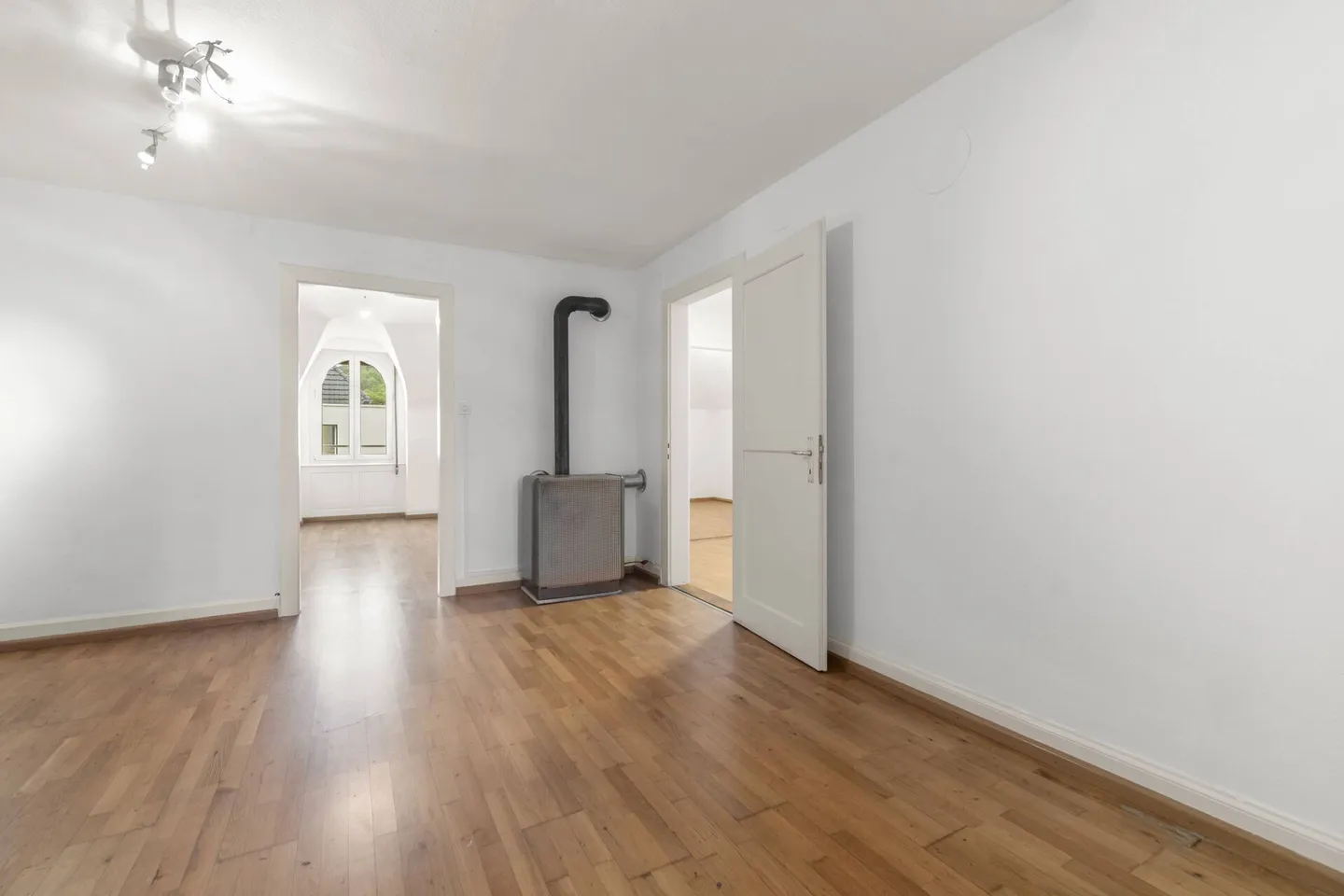 Sanierungsbedürftiges Mehrfamilienhaus - Foto 12 von 14