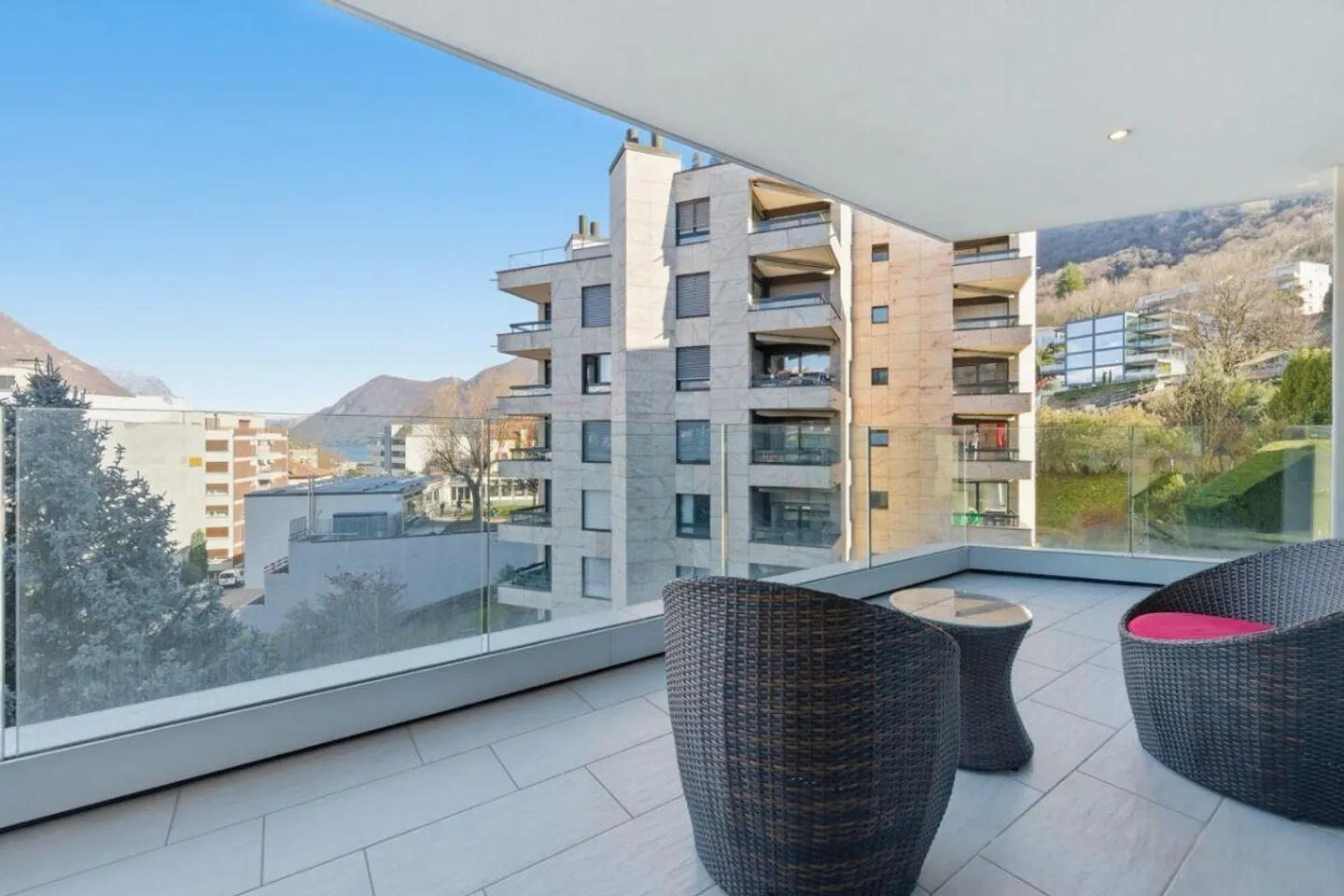 Appartamento 2,5 locali con terrazza e vista lago a Paradiso - Foto 2 di 6