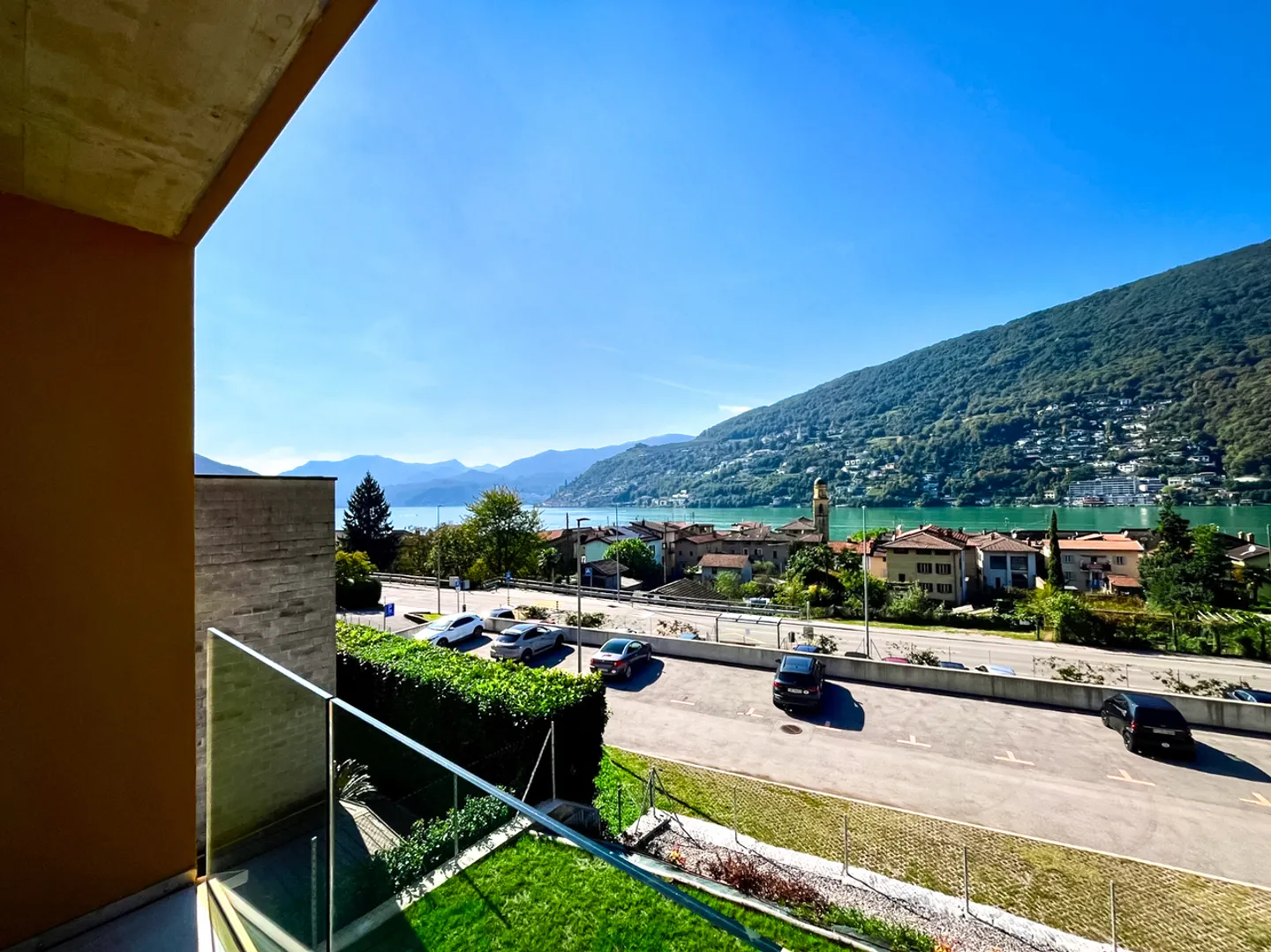 Dachgeschoss 4.5 Zimmer mit Terrassen und Seeblick in Brusino Arsizio - Foto 1 von 14