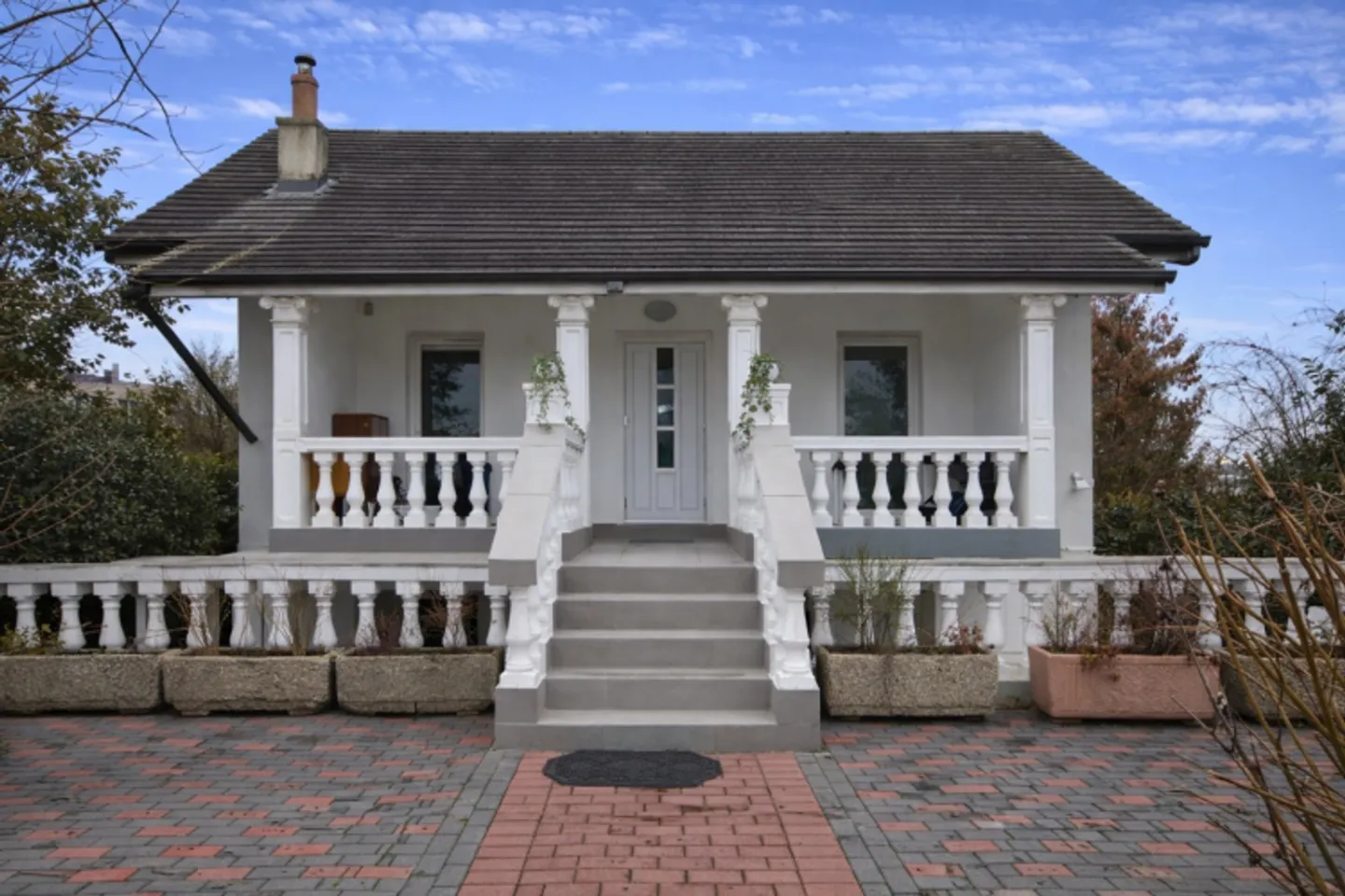 Large renovated house with high rental potential - garden with pool - Photo 2 of 3