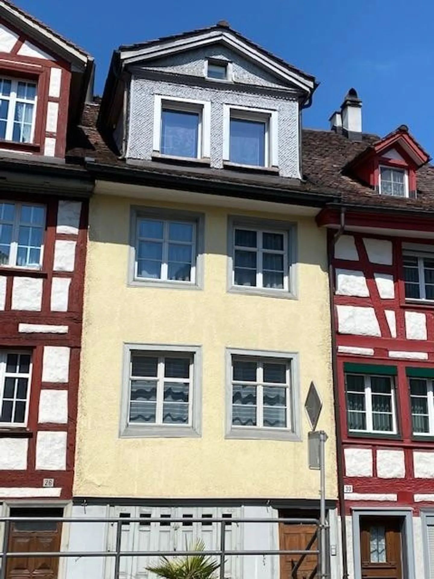 Appartement en duplex spécial de 4,5 pièces dans un ancien bâtiment historique - Photo 2 sur 14
