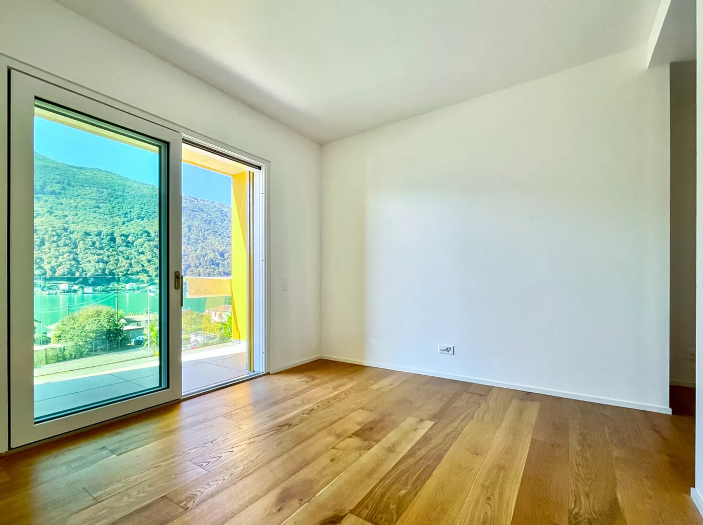 Dachgeschoss 4.5 Zimmer mit Terrassen und Seeblick in Brusino Arsizio - Foto 4 von 14