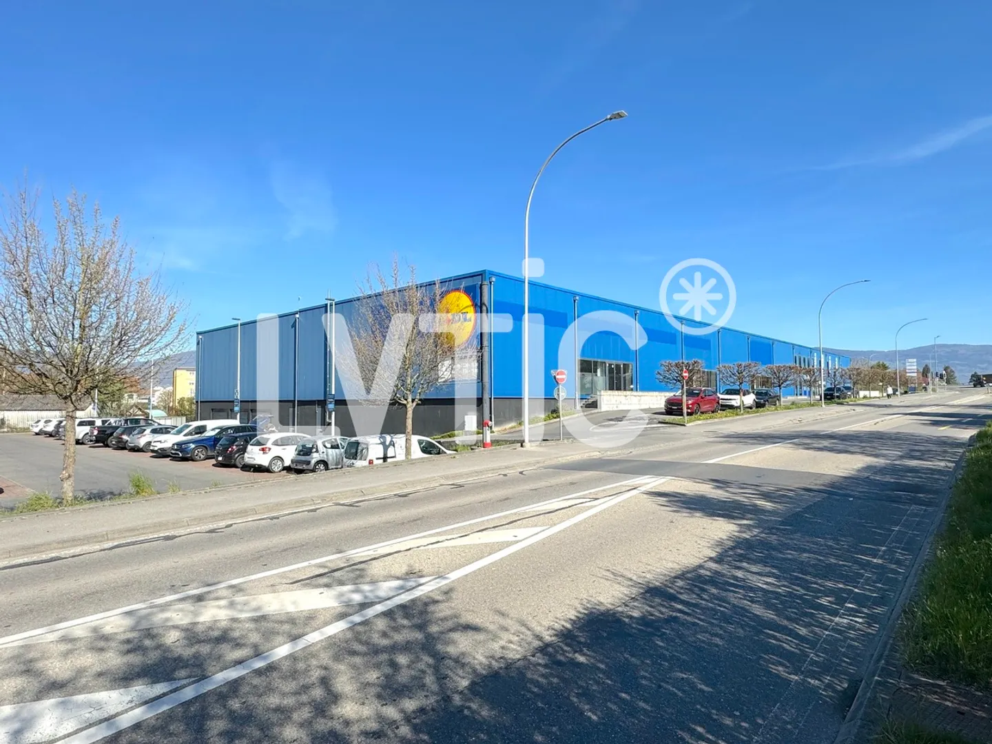 Showroom, magazzini, locali di 3490 m2 divisibili in affitto a Yverdon - Foto 1 di 11
