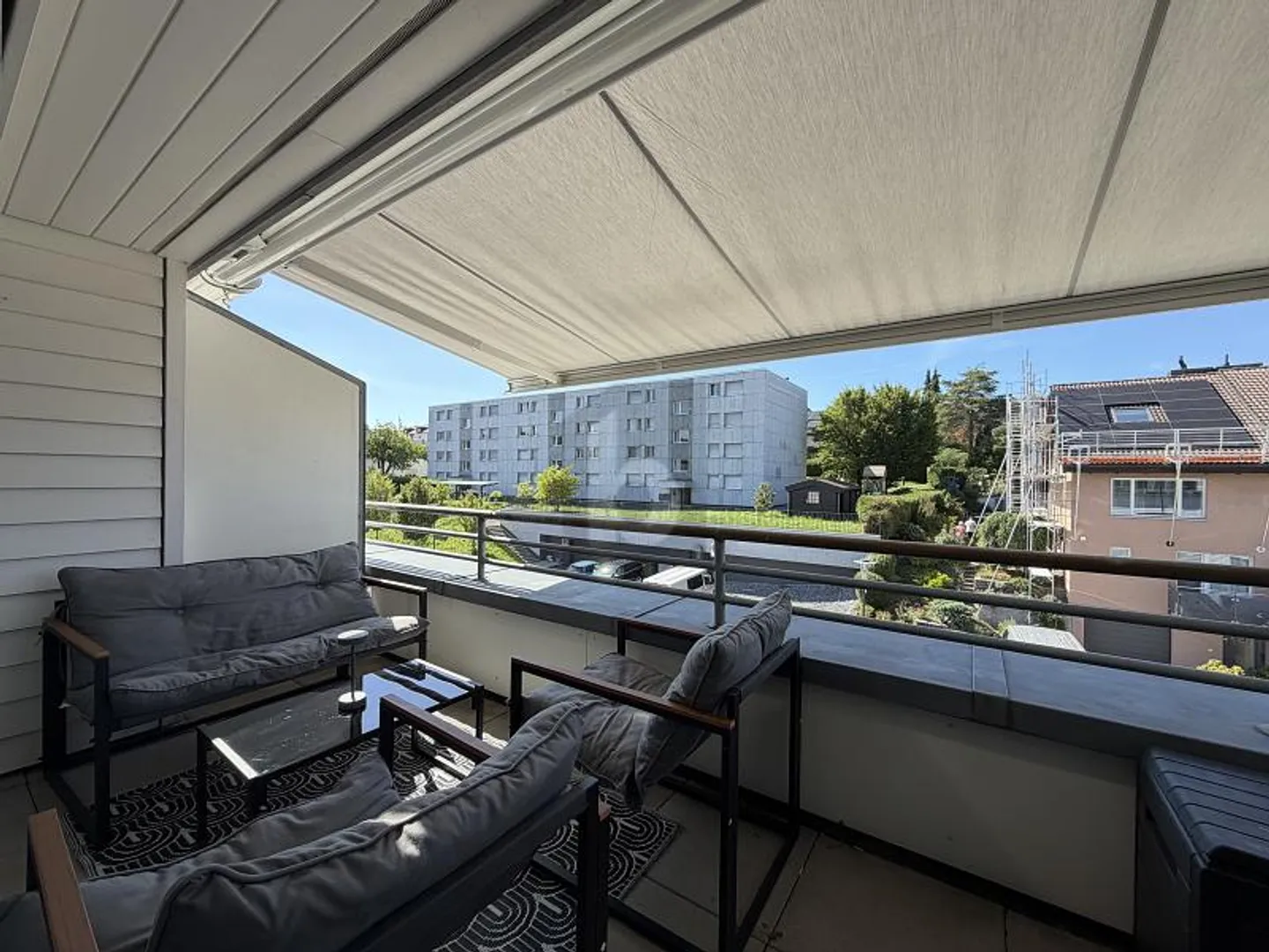 MODERNE MEUBLÉE DANS UN ENDROIT CALME - Photo 2 sur 5
