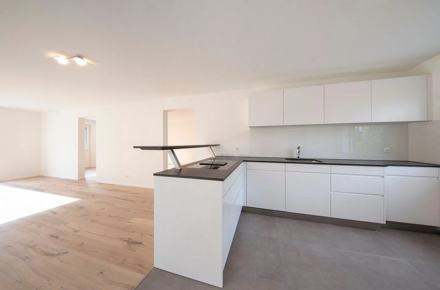 Urban. High quality. Timeless. – Modern apartments on the 1st floor in a renovated townhouse (first occupancy) - Photo 9 of 13