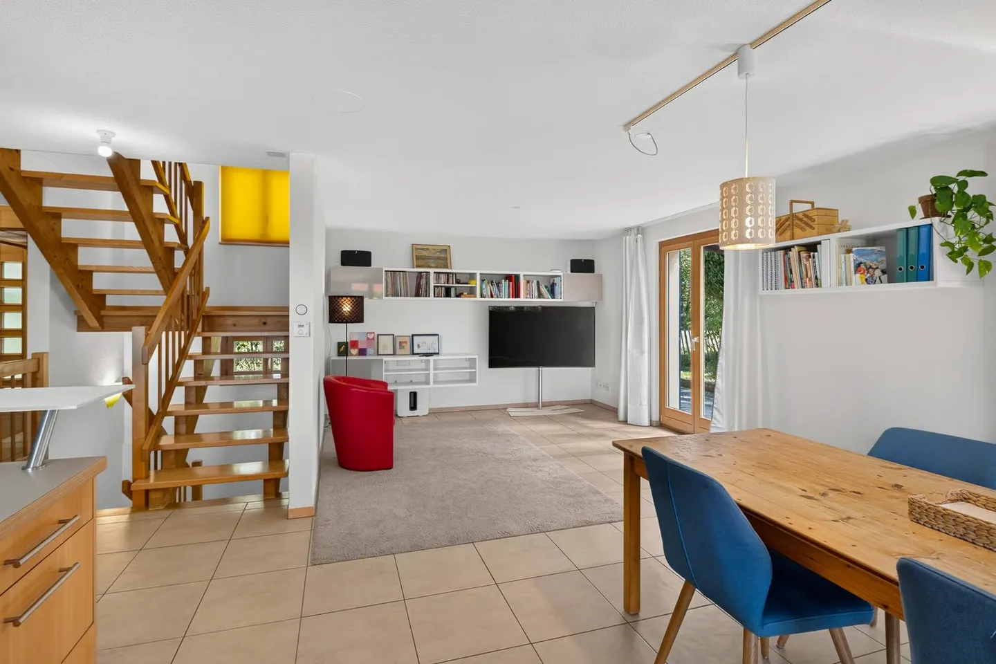 Your new home - Spacious, stylish and sunny - Photo 2 of 7