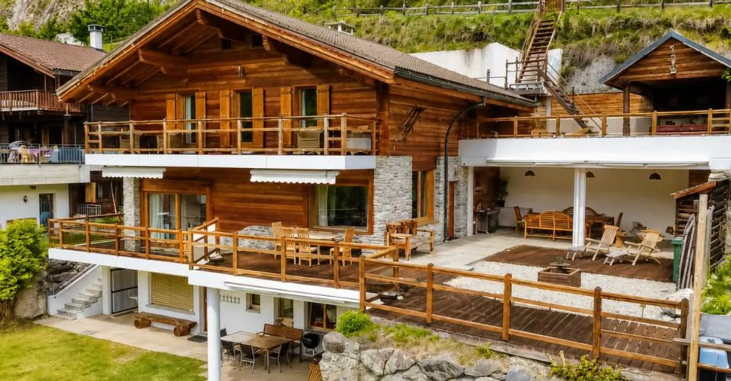 Exceptional chalet with wellness area and panoramic view with large apartment - Photo 1 of 11