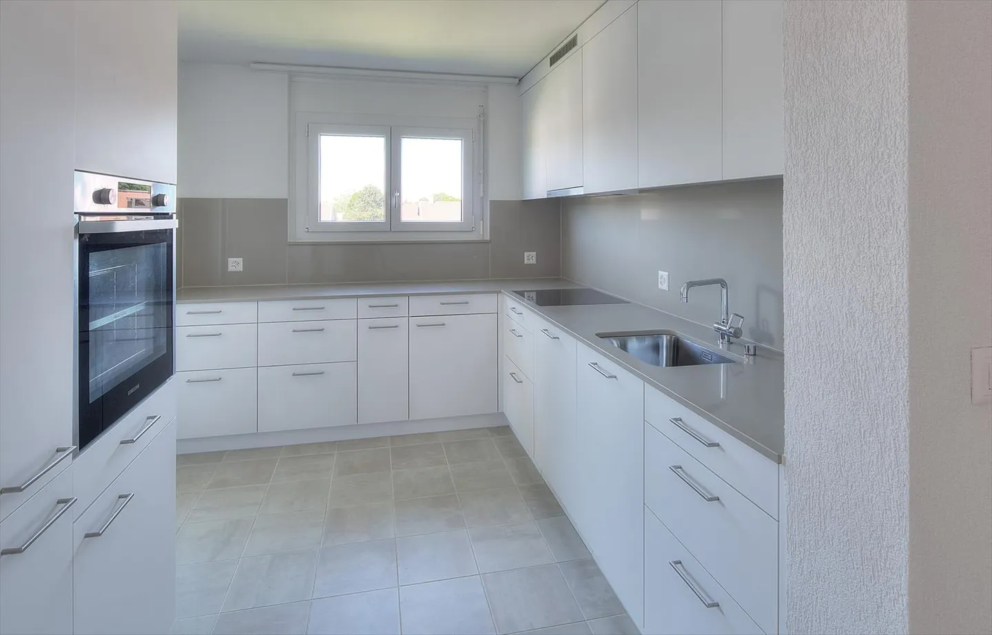 Appartamento moderno con grande balcone - Foto 2 di 5