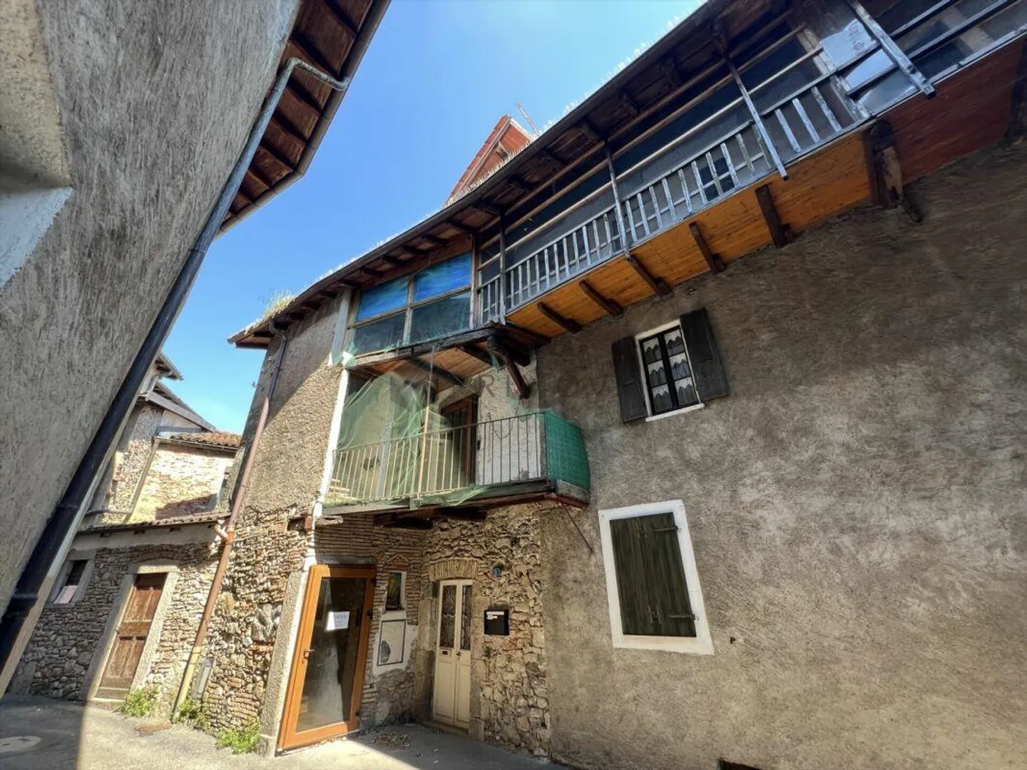 Historical charm seeks creative visionaries - Single-family house with idyllic courtyard in Ligornetto - Photo 1 of 16