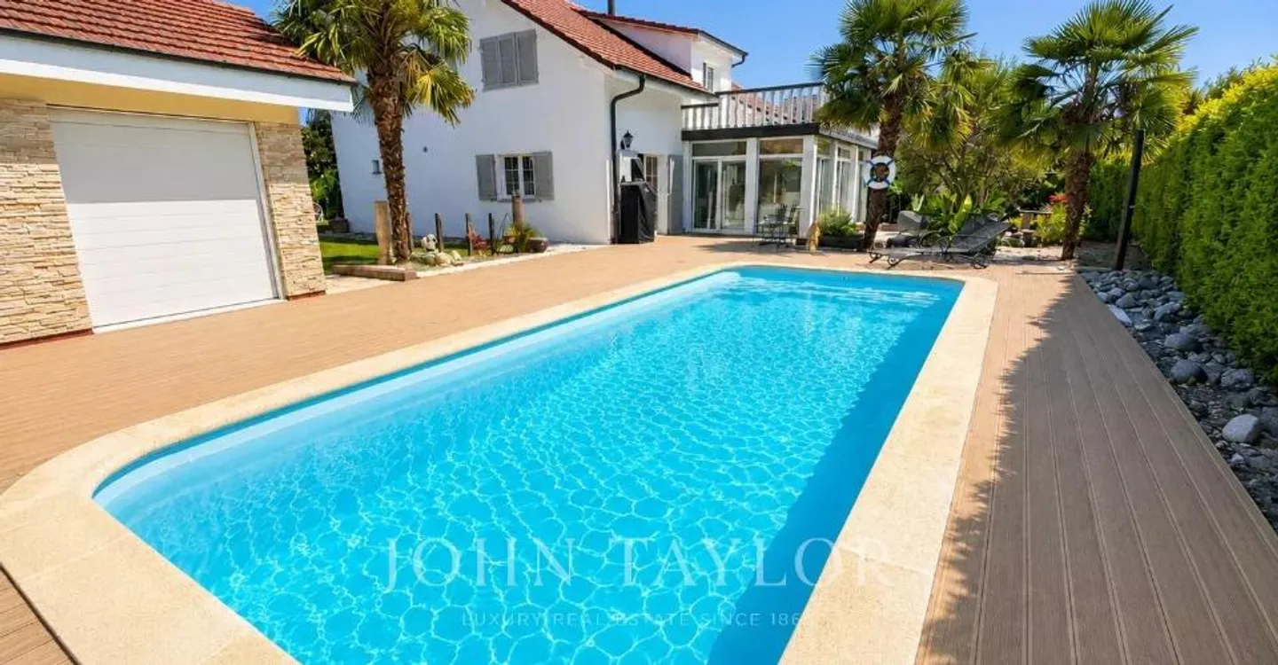 Spacious Villa with Pool - Photo 2 of 13