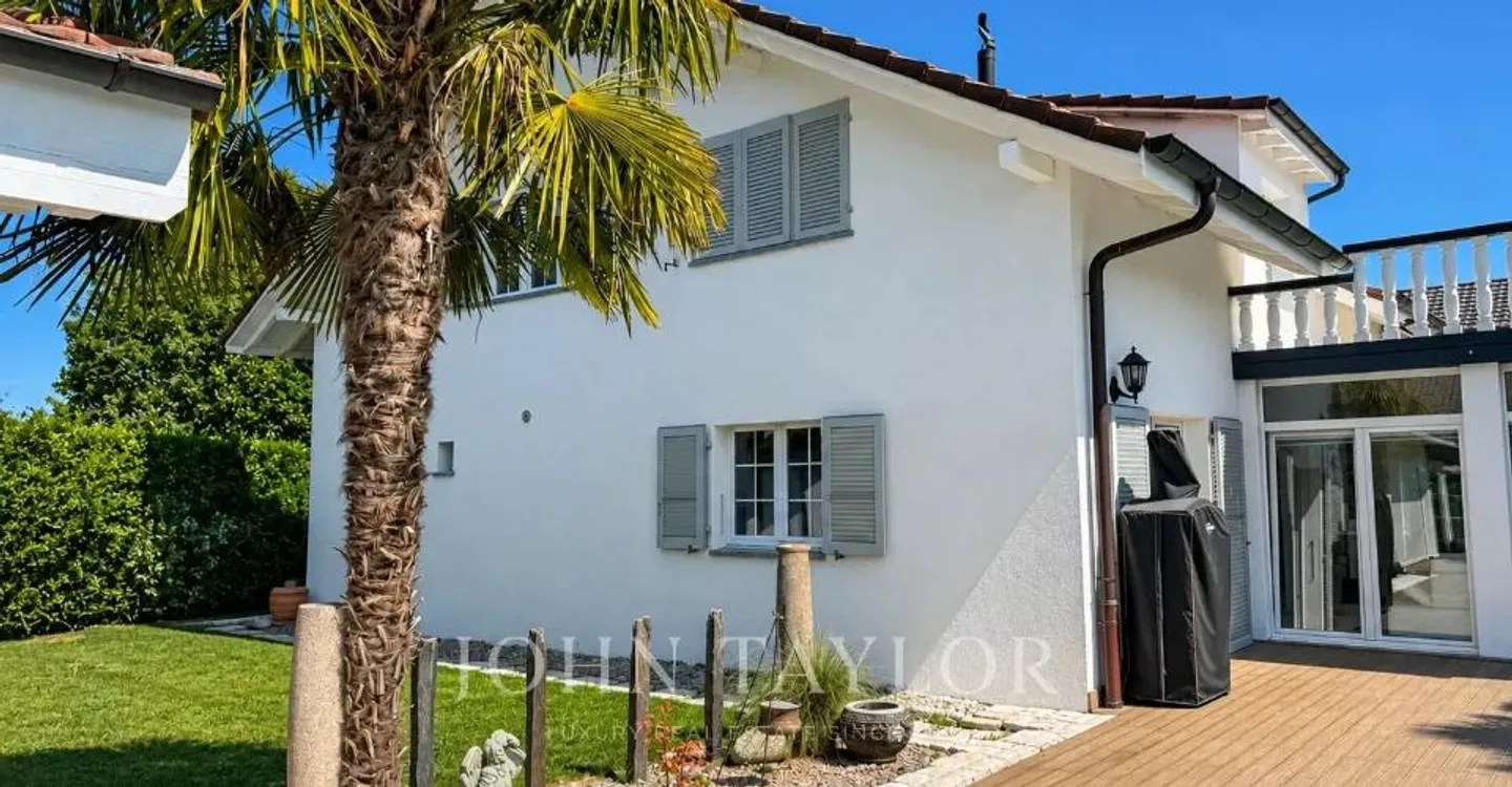 Spacious Villa with Pool - Photo 3 of 13