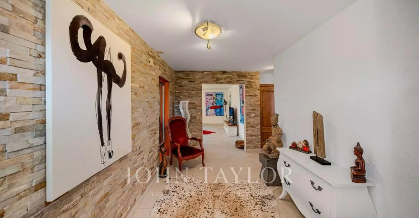 Spacious Villa with Pool - Photo 5 of 13