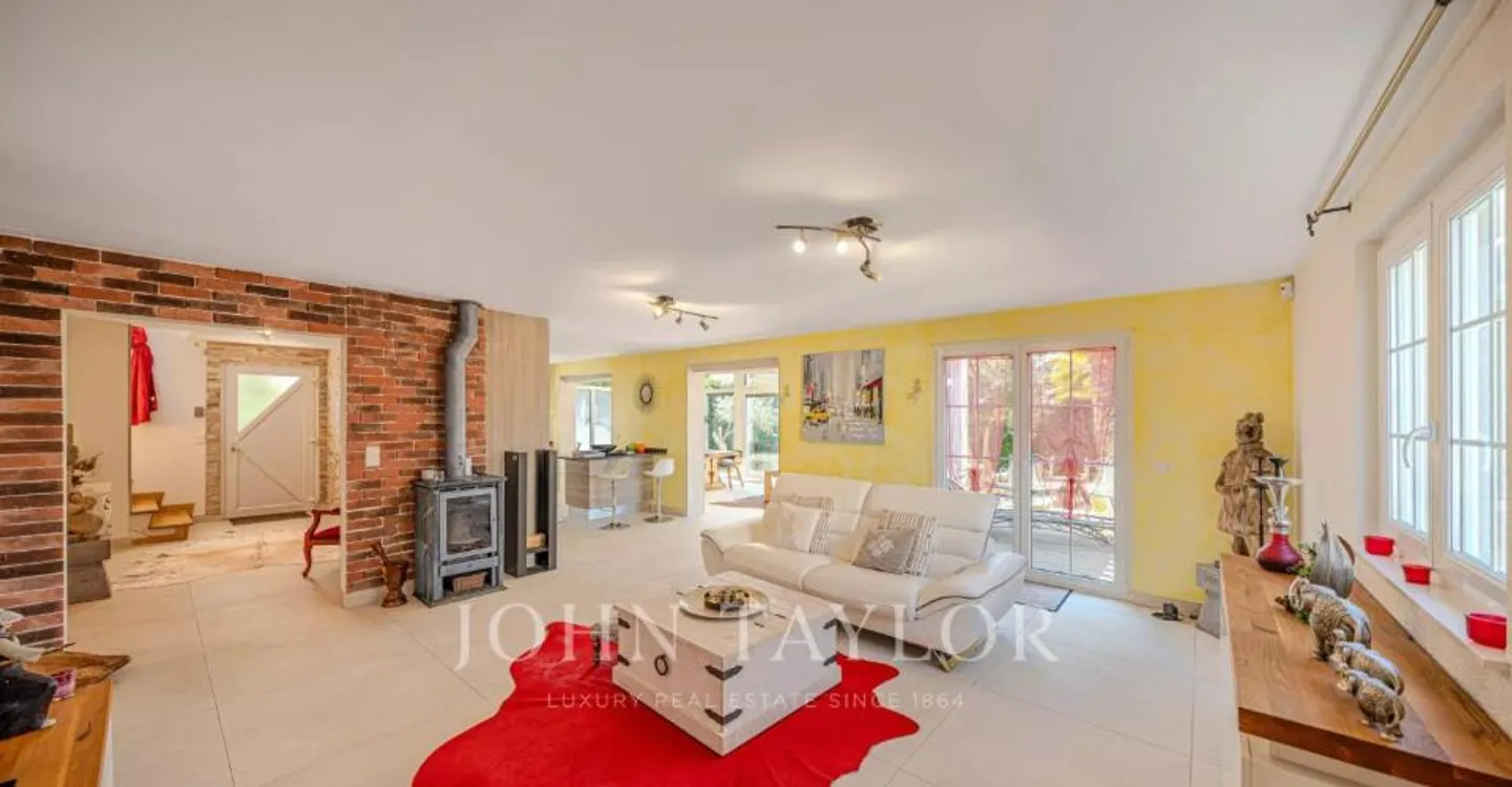 Spacious Villa with Pool - Photo 6 of 13
