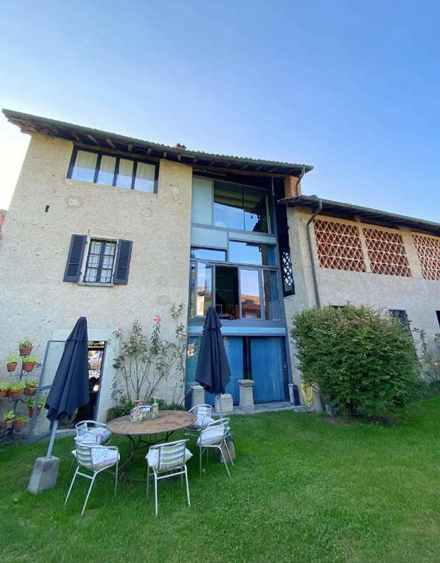 Grande casa con giardino e vista sui monti - Foto 1 di 13