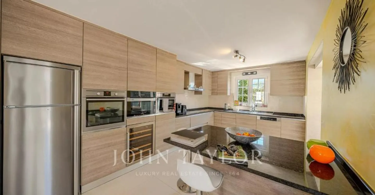 Spacious Villa with Pool - Photo 9 of 13