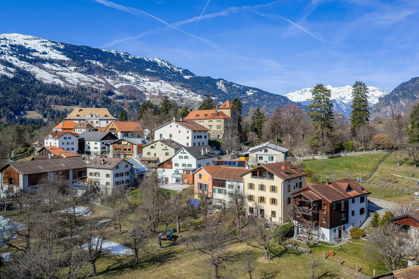 Two-family house - Photo 2 of 13