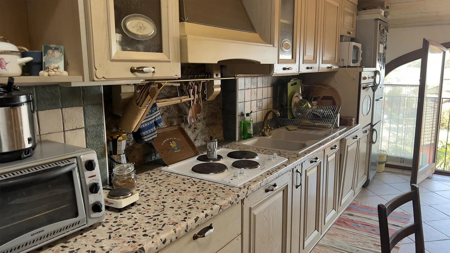 OCCASION - HOUSE OF 6 LIVING UNITS IN THE CENTER OF NOVAGGIO - Photo 5 of 13