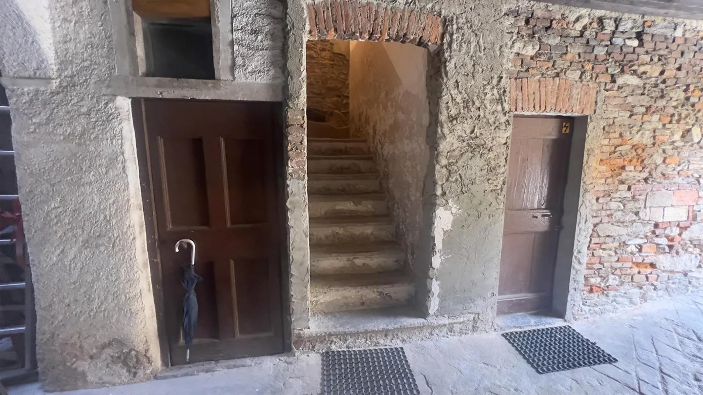 OCCASION - HOUSE OF 6 LIVING UNITS IN THE CENTER OF NOVAGGIO - Photo 7 of 13