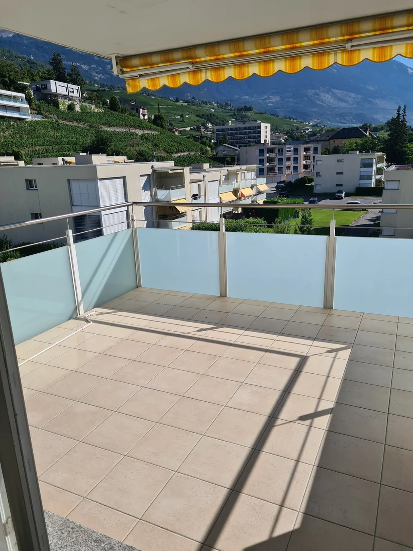 Spacious Apartment with Terrace - Photo 3 of 13