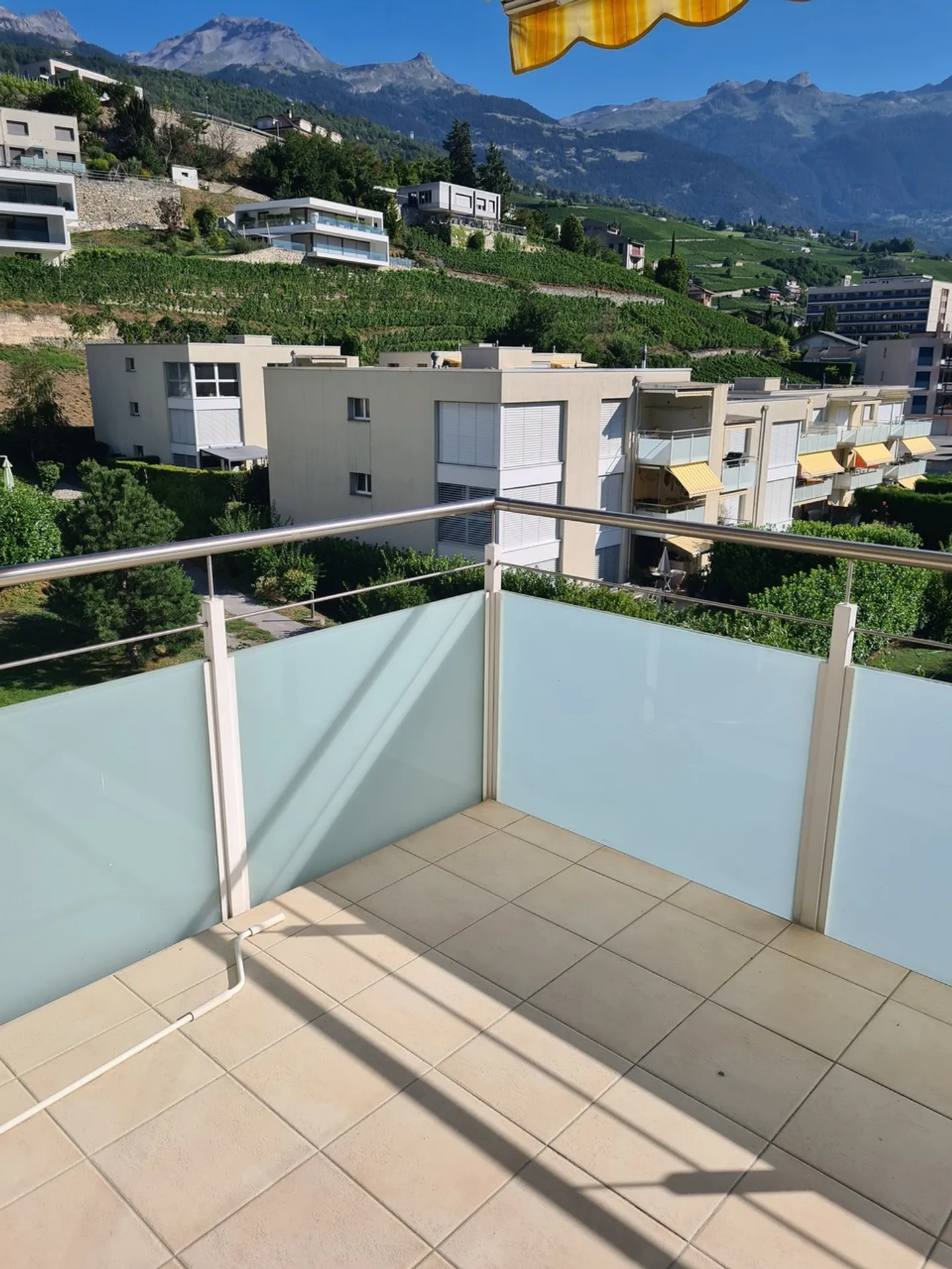 Spacious Apartment with Terrace - Photo 7 of 13