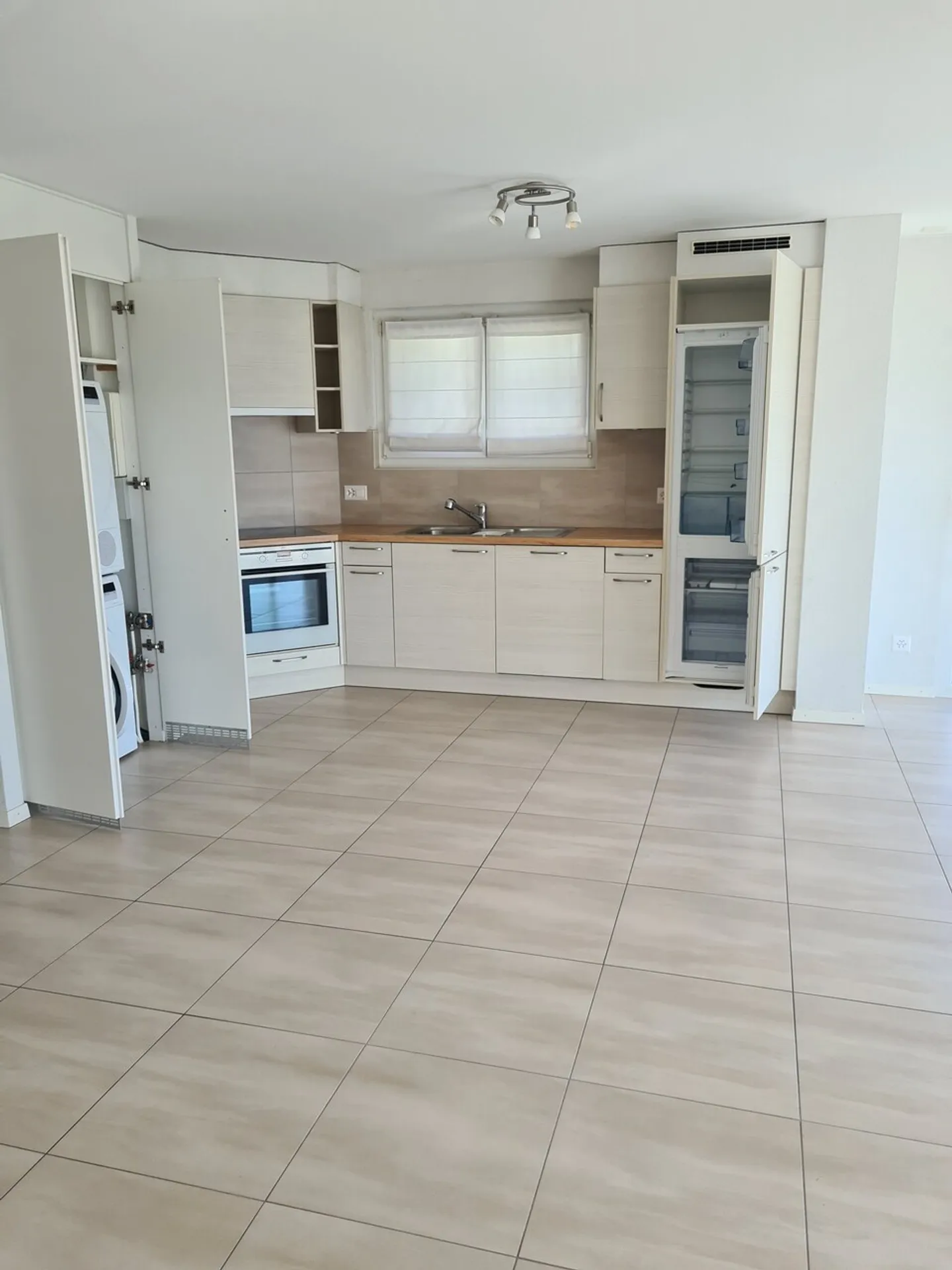 Spacious Apartment with Terrace - Photo 9 of 13