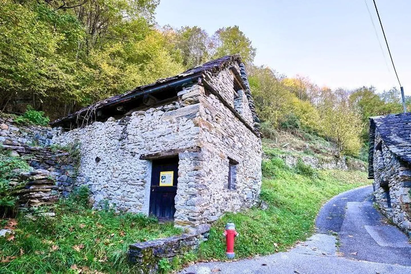 Rustique de 3 pièces à rénover avec grand terrain de prairie et de forêt - Photo 1 sur 14
