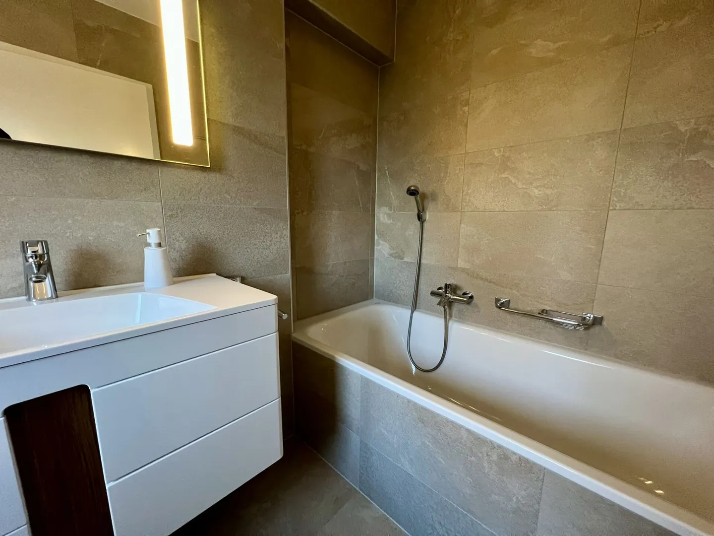 Superbe villa jumelée de 5.5 pièces à Portalban - Photo 11 of 12