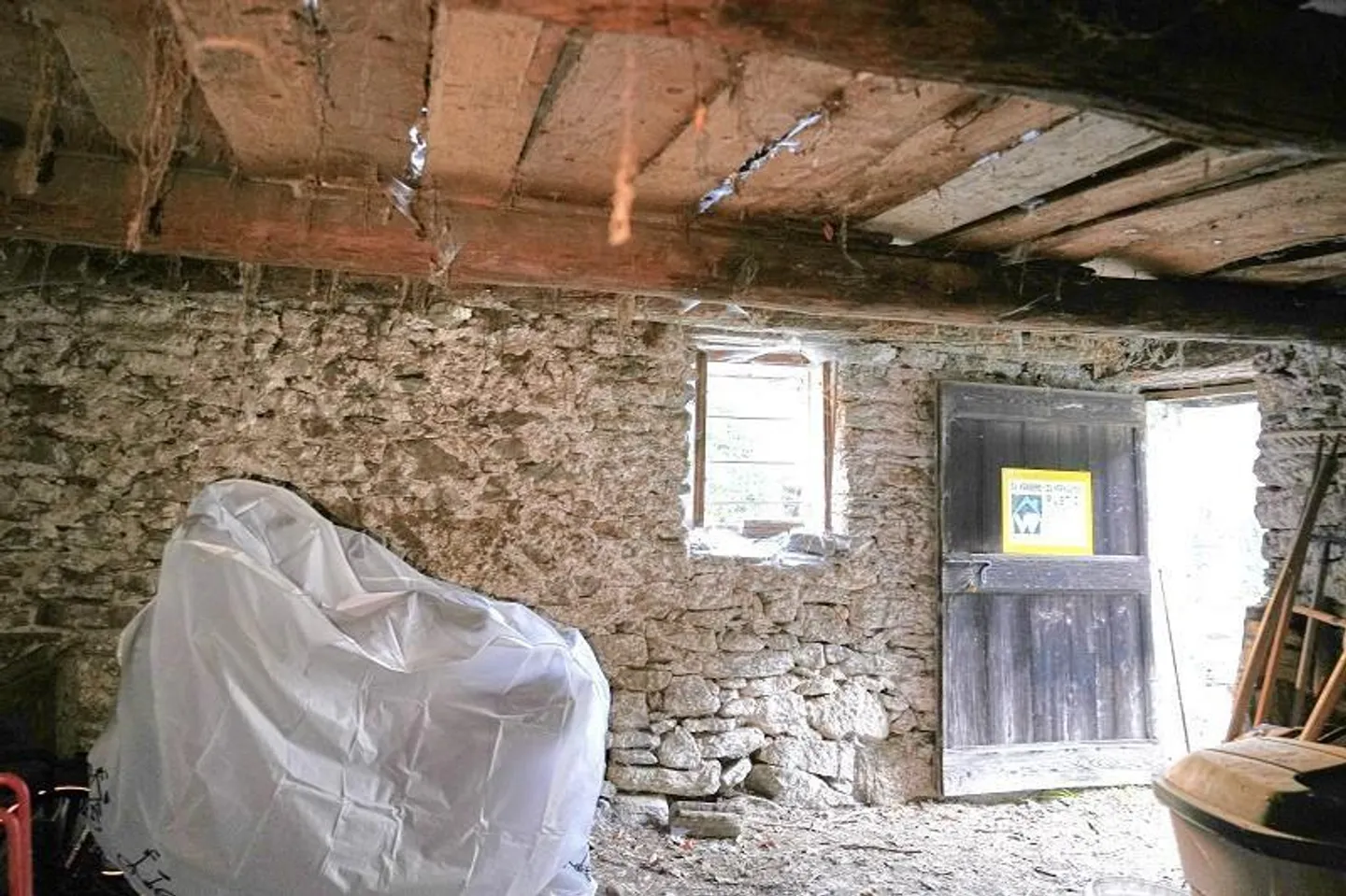 Rustique de 3 pièces à rénover avec grand terrain de prairie et de forêt - Photo 2 sur 14