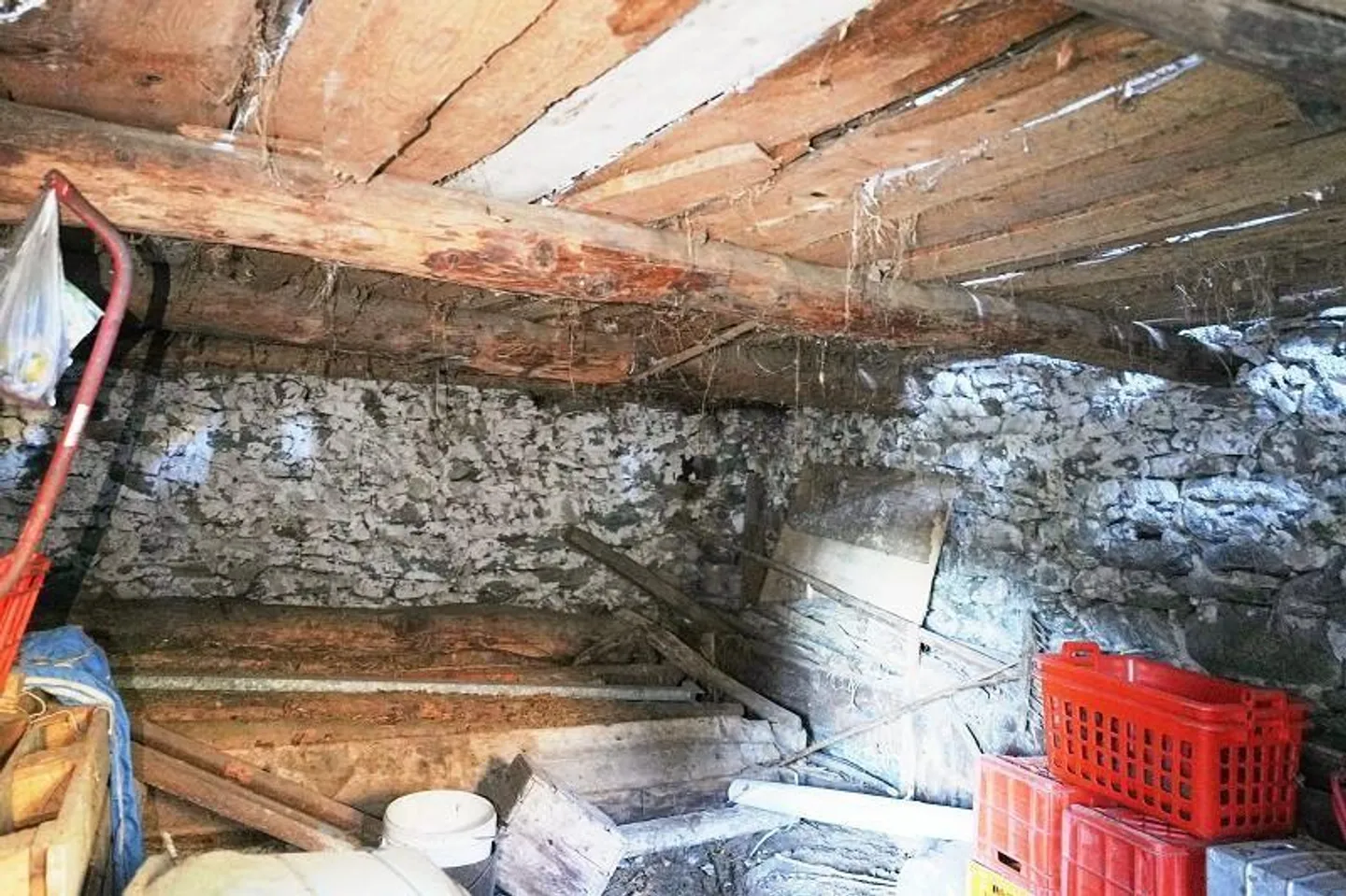 Rustique de 3 pièces à rénover avec grand terrain de prairie et de forêt - Photo 3 sur 14