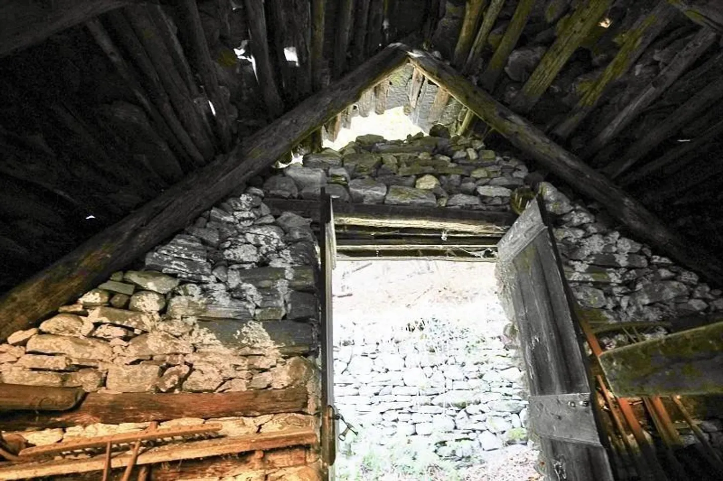 Rustique de 3 pièces à rénover avec grand terrain de prairie et de forêt - Photo 4 sur 14