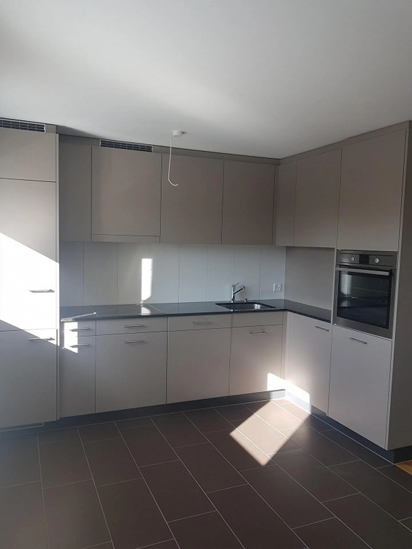 Appartamento moderno di 2,5 stanze con balcone coperto - Foto 2 di 10