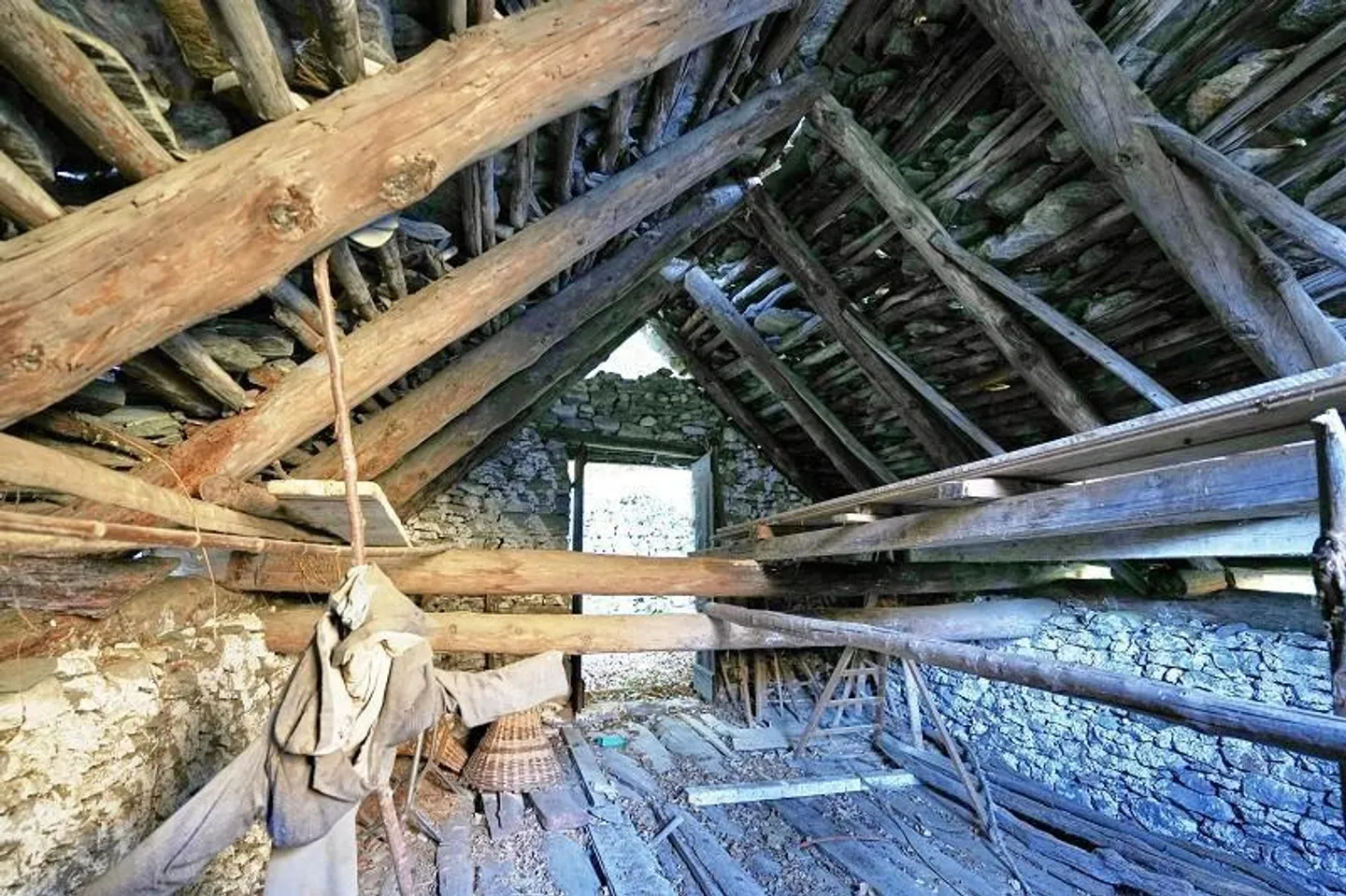 Rustique de 3 pièces à rénover avec grand terrain de prairie et de forêt - Photo 5 sur 14