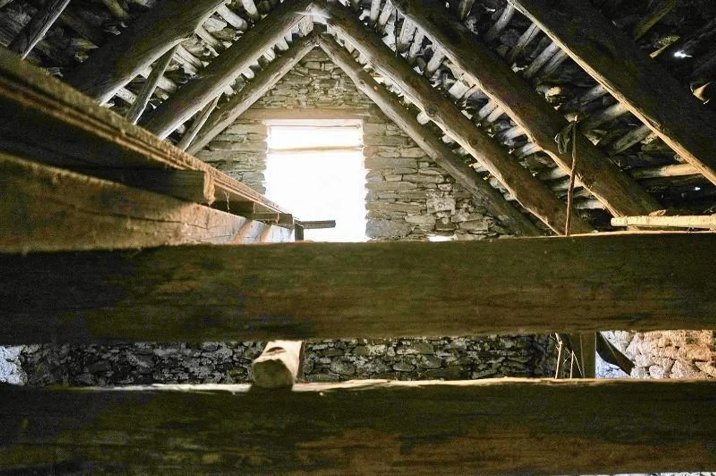 Rustique de 3 pièces à rénover avec grand terrain de prairie et de forêt - Photo 6 sur 14