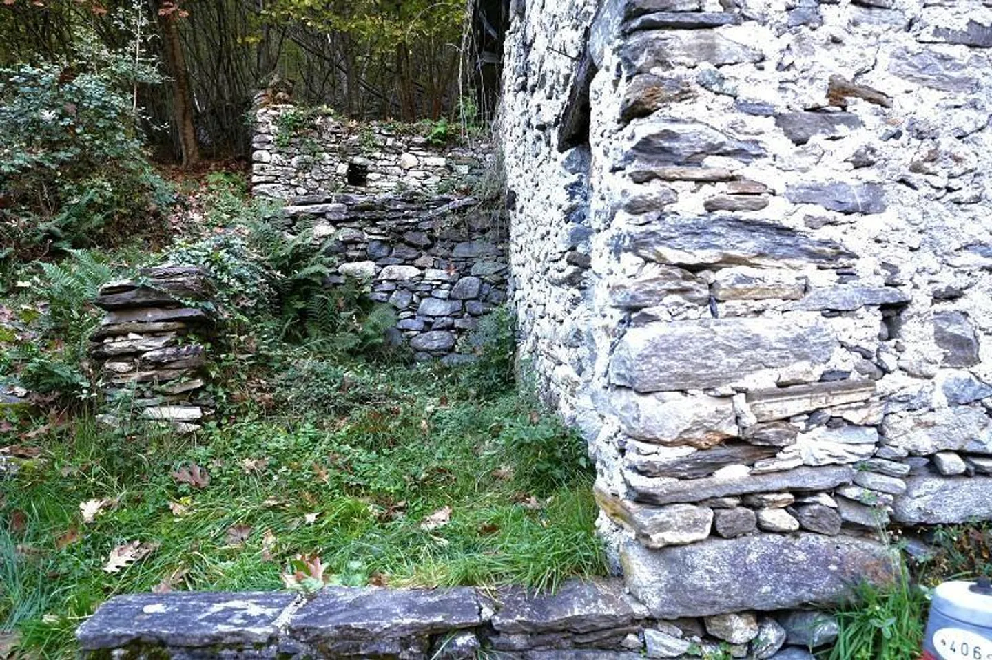 Rustique de 3 pièces à rénover avec grand terrain de prairie et de forêt - Photo 7 sur 14