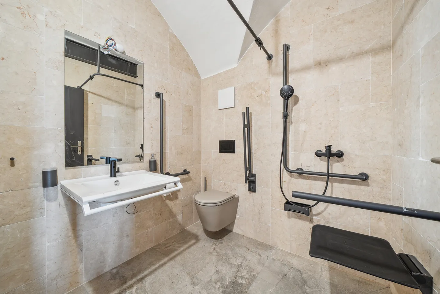 Immeuble d'habitation entièrement rénové avec vue lac - Photo 5 sur 17