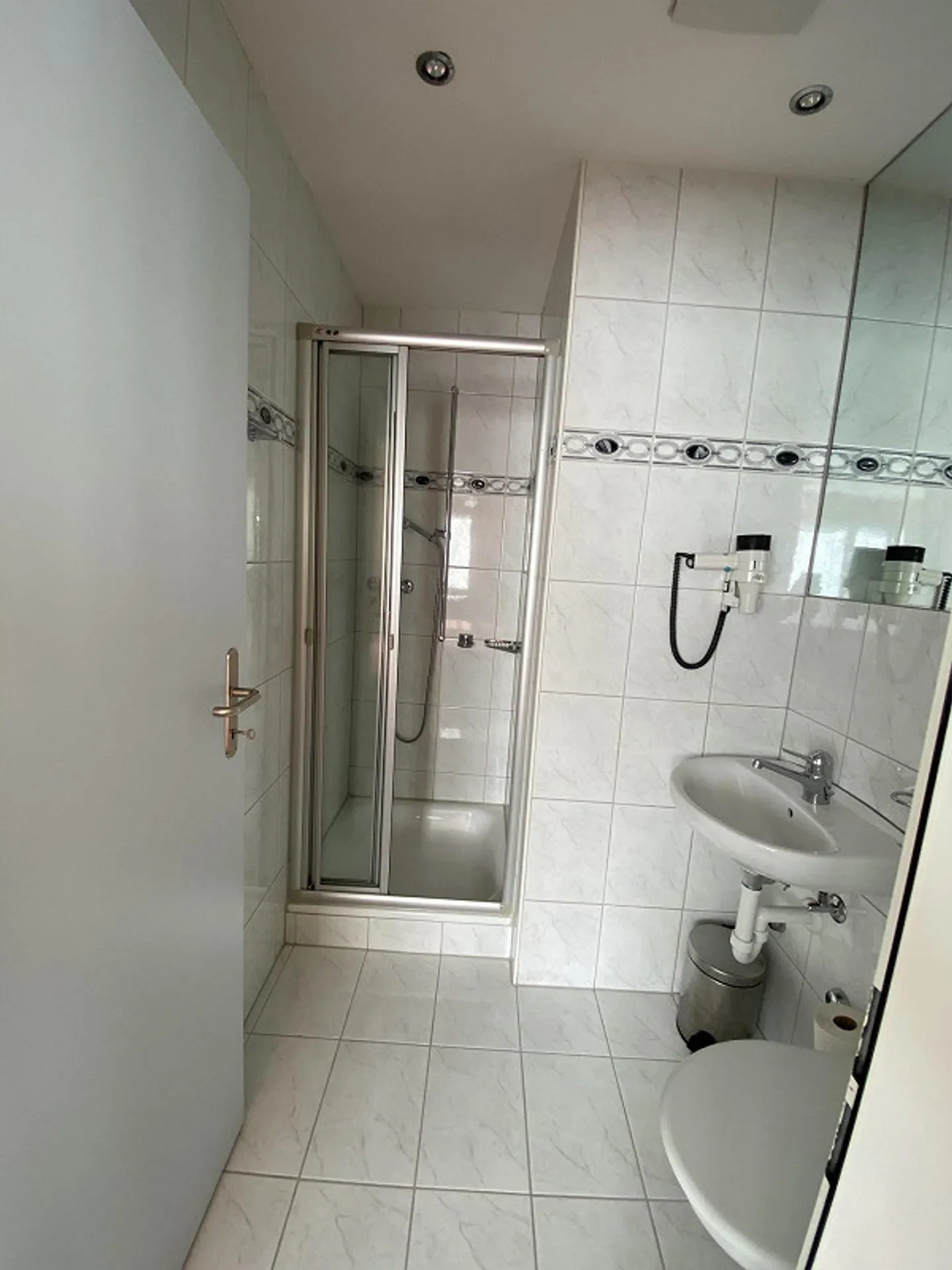 Studio - Photo 2 of 3