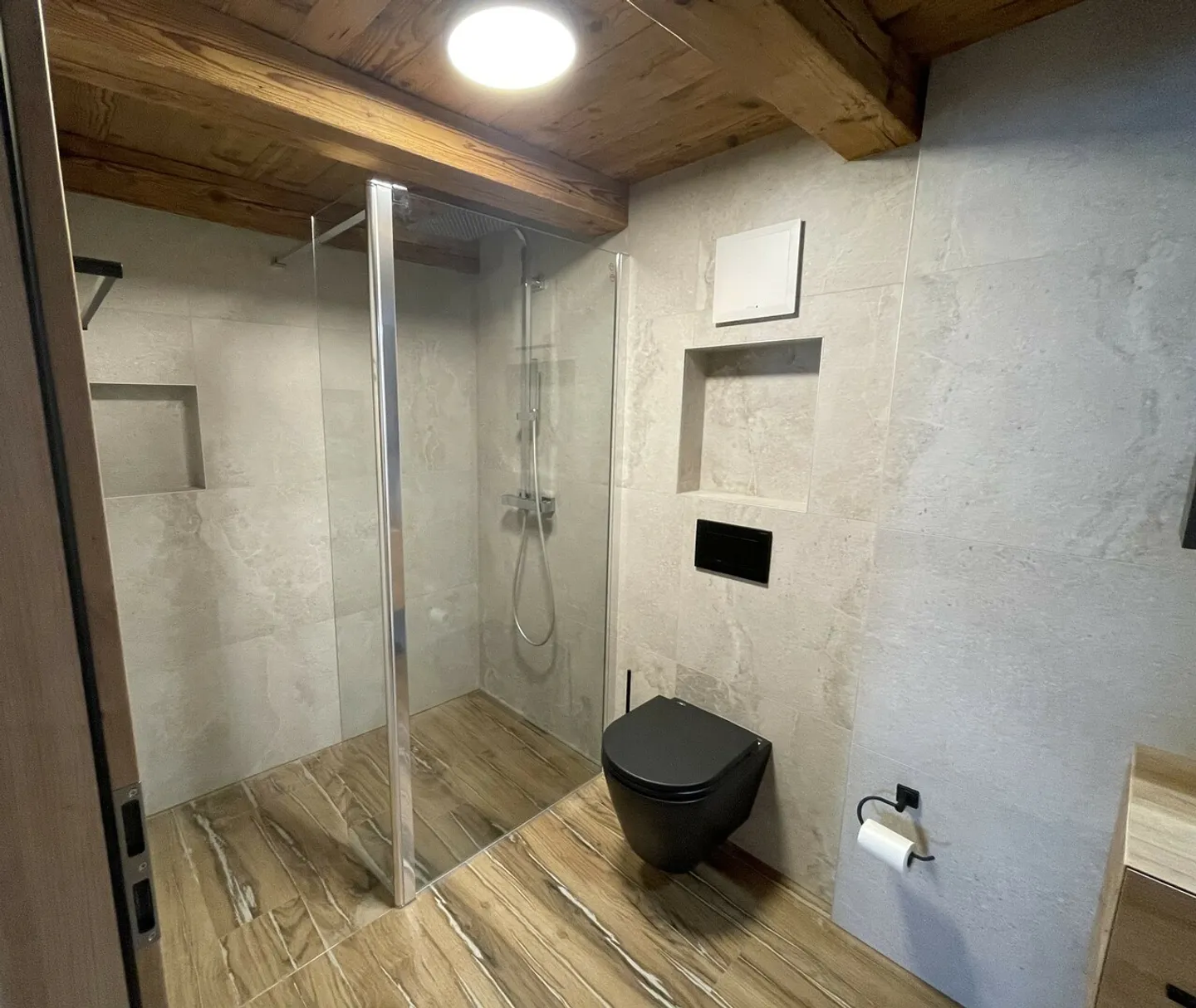 Immeuble d'habitation entièrement rénové avec vue lac - Photo 14 sur 17